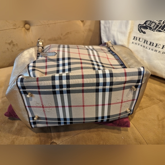 Brand New Burberry Handbag with Dust Bag and certification - Picture 4 of 4